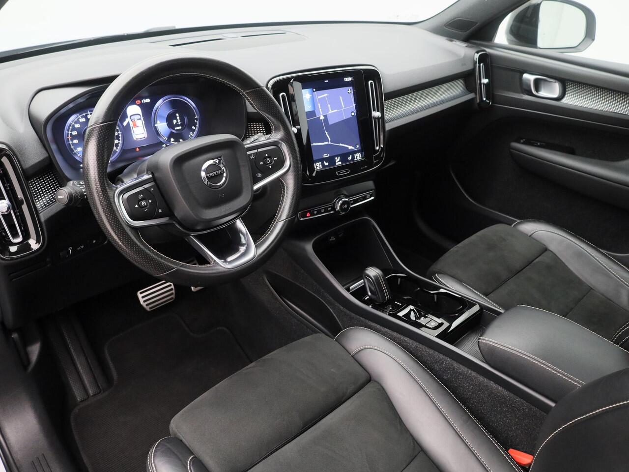 Volvo XC40 1.5 T4 Recharge R-Design | PANO | CAMERA | KEYLESS | STOEL- EN STUURVERW. | TREKHAAK