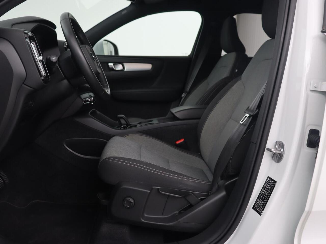 Volvo XC40 1.5 T4 Recharge Inscription | Stoel & stuurverwarming | Full LED | Carplay | Navigatie | DAB | Cruise control | Climate control | PHEV | Plug In