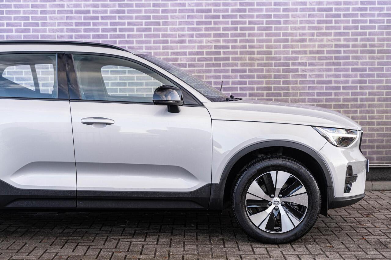 Volvo XC40 2.0 B4 Plus Dark | Trekhaak | Google | Dodehoekdetectie | Adaptieve Cruise Control | Stoel + stuurverwarming | 19" LM | Verwarmbare voorruit |