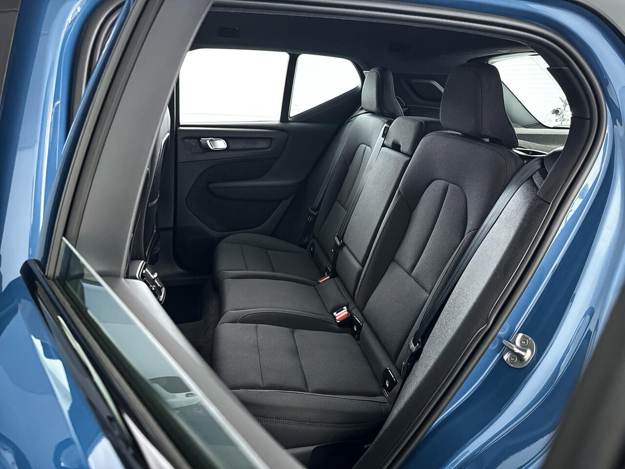 Volvo XC40 Recharge Plus 70 kWh | Stoel- en stuurverwarming | Trekhaak | Parkeercamera