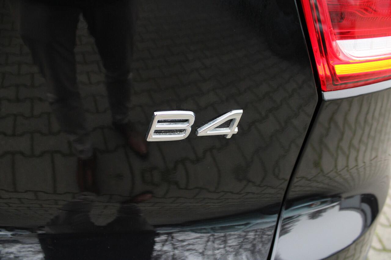 Volvo XC40 B4 Plus Dark | Trekhaak | Stoelverwarming | Premium Audio