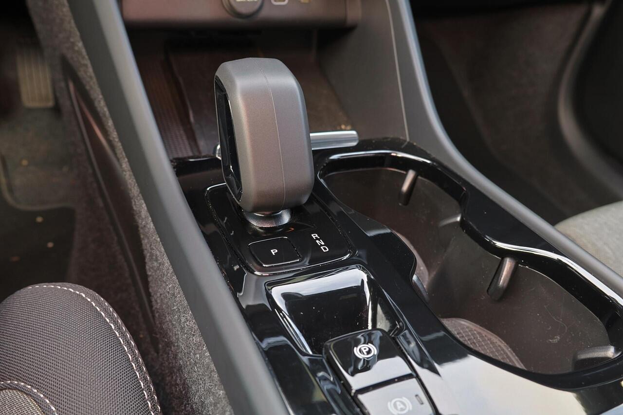 Volvo XC40 B3 Plus Dark - IntelliSafe Assist & Surround - 360º Camera - Harman/Kardon audio - Verwarmde voorstoelen & stuur - Parkeersensoren voor & achter - Elektr. bedienb. voorstoelen met geheugen links - Draadloze tel. lader - Extra getint glas - 19' LMV