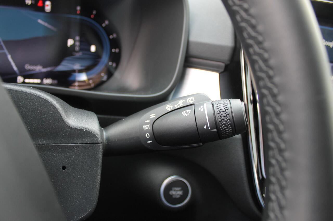 Volvo XC40 B3 177PK Automaat Core Google infotainment / Draadloos telefoon opladen / Elektrisch bedienbare bestuurdersstoel met geheugen / Adaptieve Cruise Control