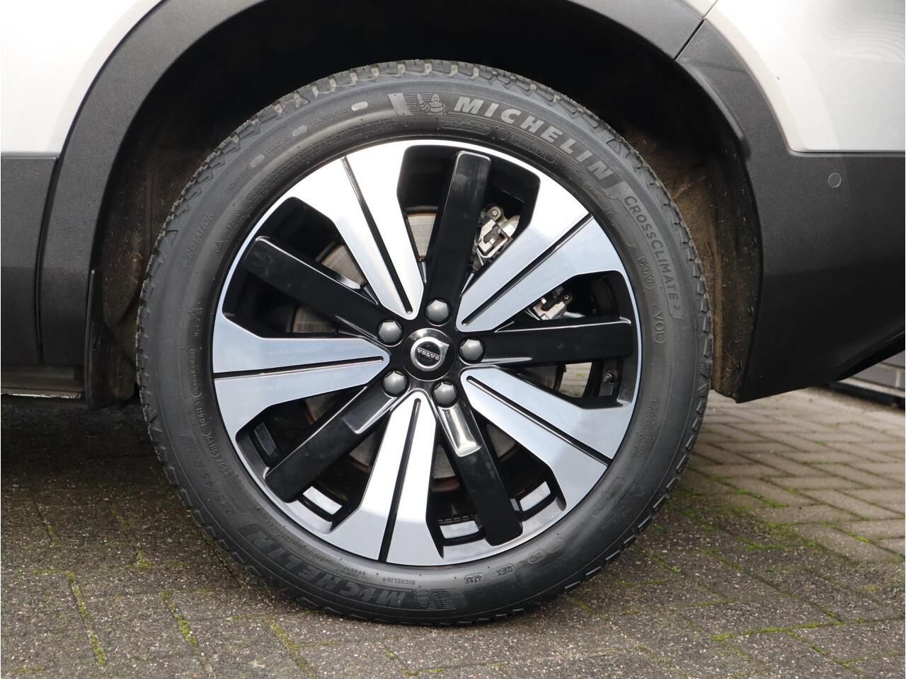 Volvo XC40 Recharge Twin Ultimate 78 kWh / Panoramadak / Stoelverwarming / Parkeersensoren voor+achter / Apple Carplay/Android Auto / 19 Inch / LED / Harman Kardon