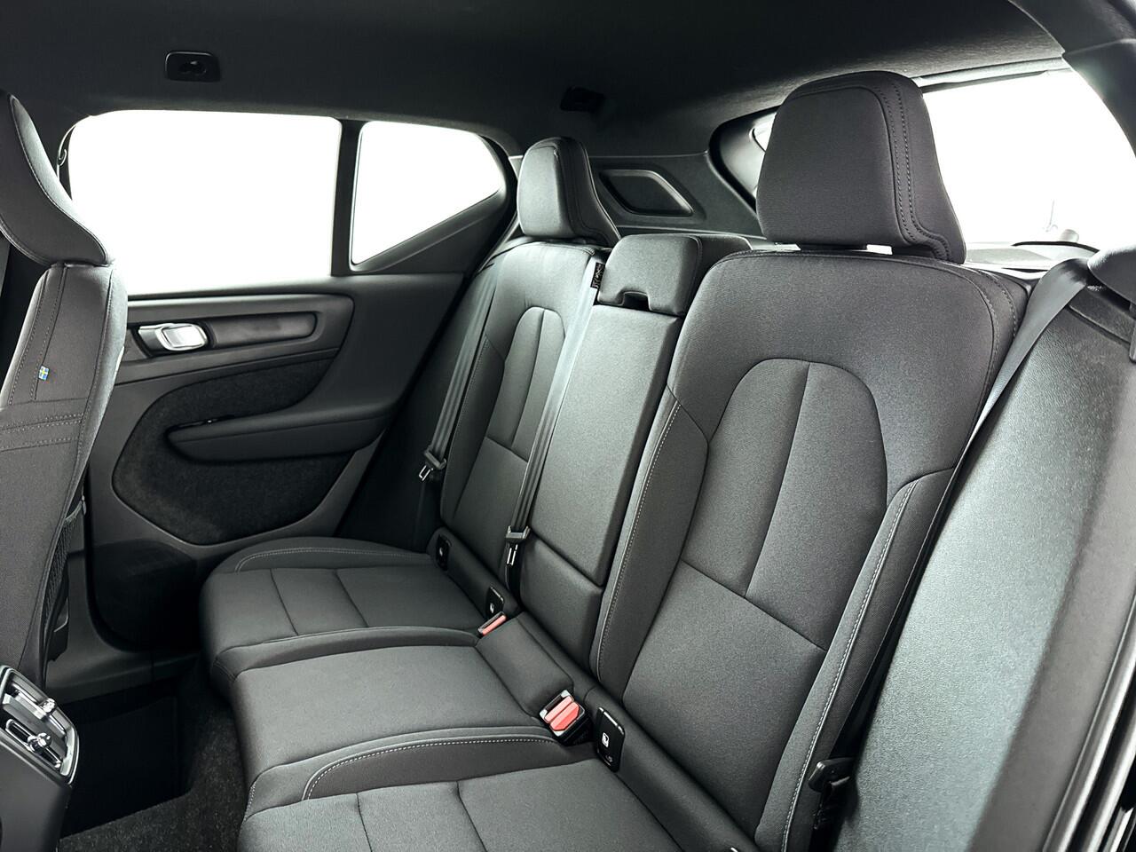 Volvo XC40 Recharge Core 70 kWH | Parkeercamera | Stoel- en Stuurverwarming | Google navigatie