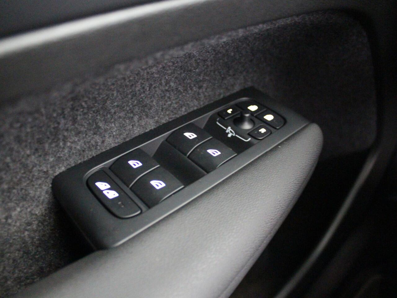 Volvo XC40 1.5 T5 Plug-in hybrid Ultimate Dark | Panoramadak | Hifi | Elektrische stoelen |*