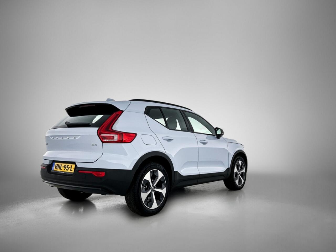 Volvo XC40 2.0 B4 Plus Dark | 19 inch | Trekhaak | Voorruit verwarming