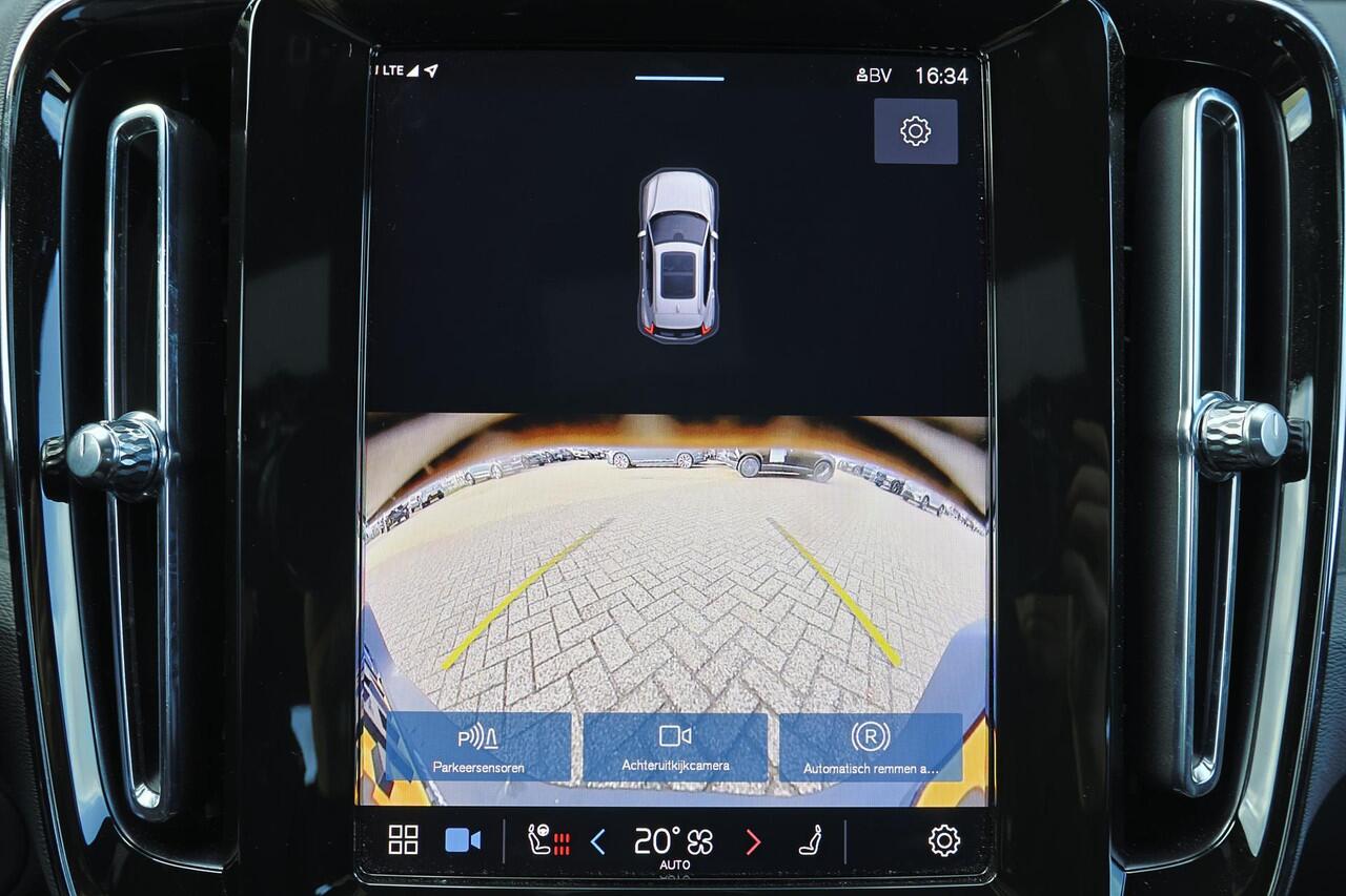 Volvo XC40 Extended Range Plus 82 kWh - IntelliSafe Assist & Surround - Parkeercamera achter - Verwarmde voorstoelen & stuur - Parkeersensoren voor & achter - Draadloze tel. lader - Warmtepomp - Extra getint glas - 19' LMV