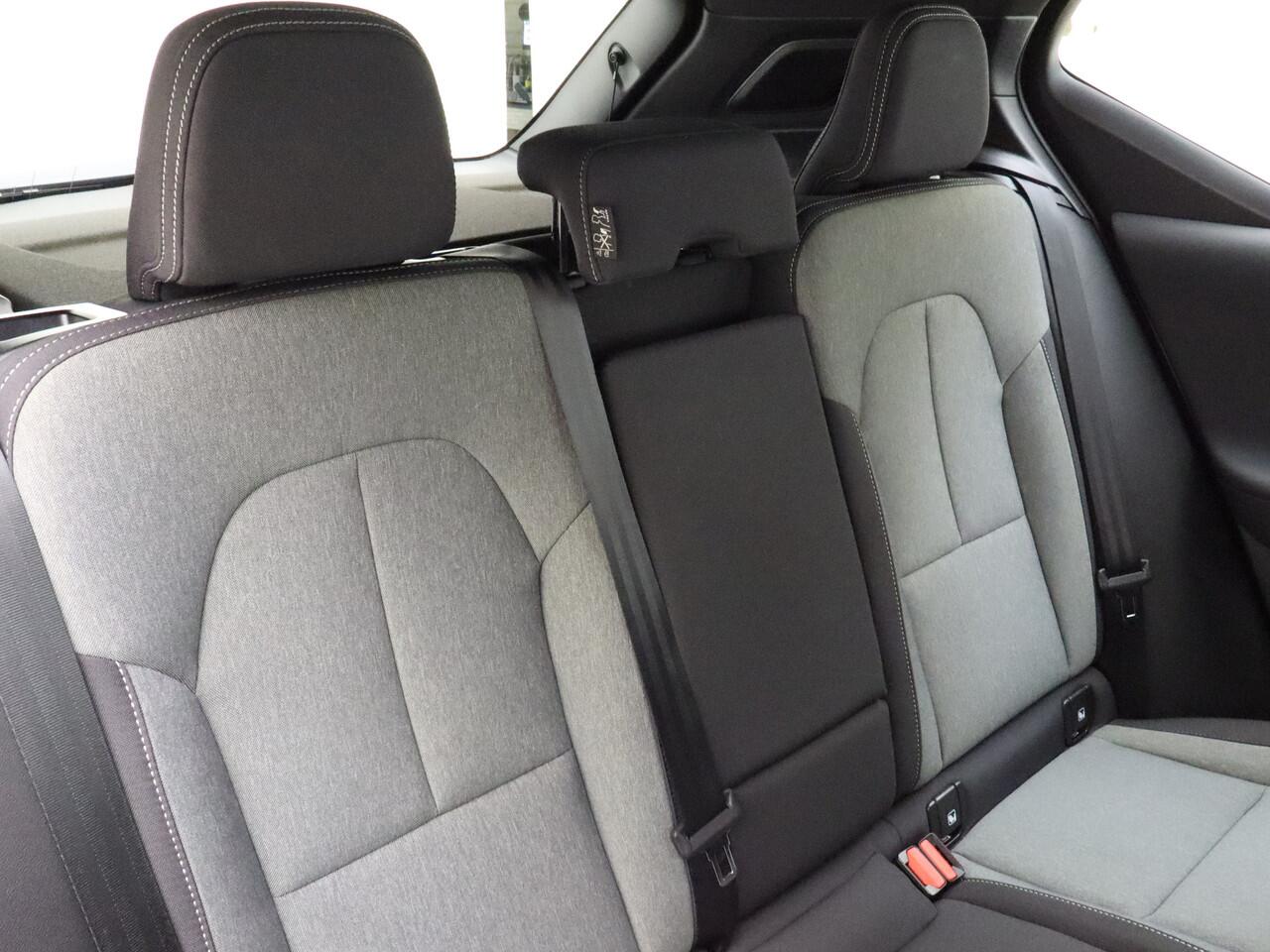 Volvo XC40 B4 211pk Plus Dark / Harman en Kardon audio / Keyless entry / Elektr. stoelen / Trekhaak / Stoel /- en stuurverwarming / Camera /