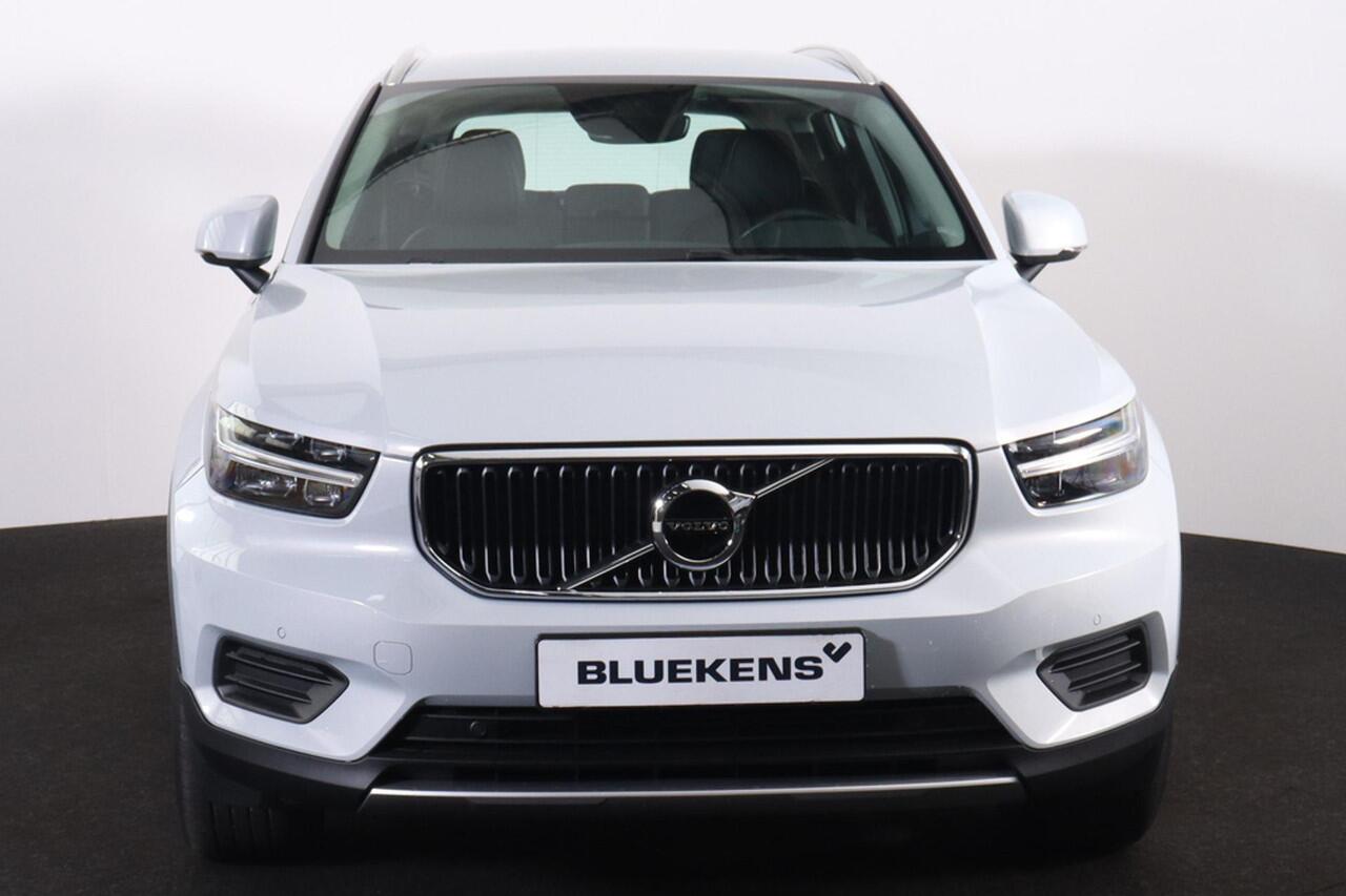 Volvo XC40 T3 Momentum Pro - Intellisafe Assist/Surround - Sensus Navi - LED-koplampen - Climate Control - Parkeercamera achter - Parkeersensoren v/a - Trekhaak semi elektrisch inklapbaar