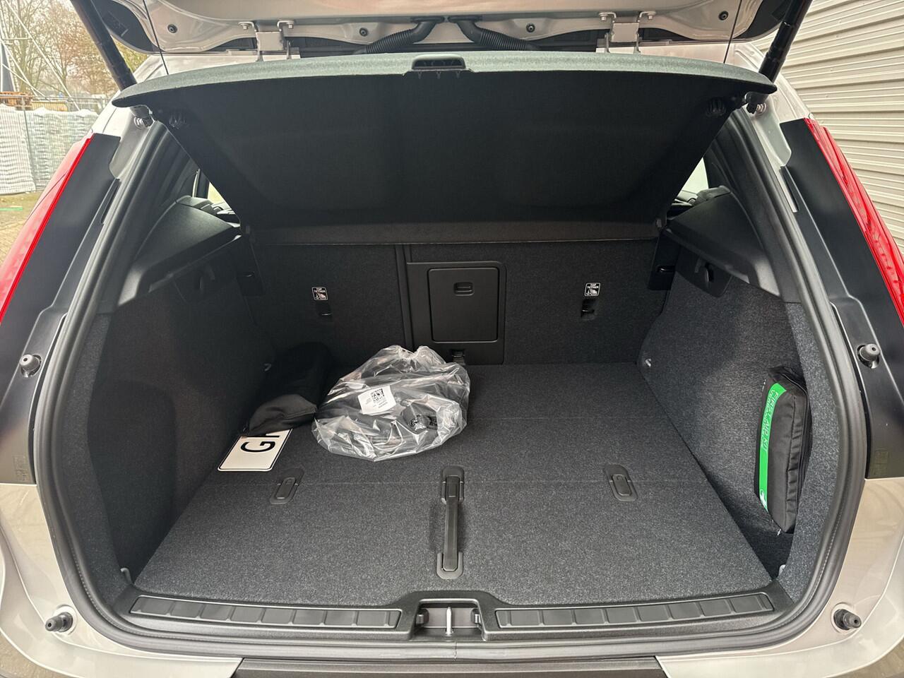 Volvo XC40 Single Motor Extended Range Plus 82 kWh / uit voorraad leverbaar / Speciale showroom aanbieding / ¤ 7392 voordeel /