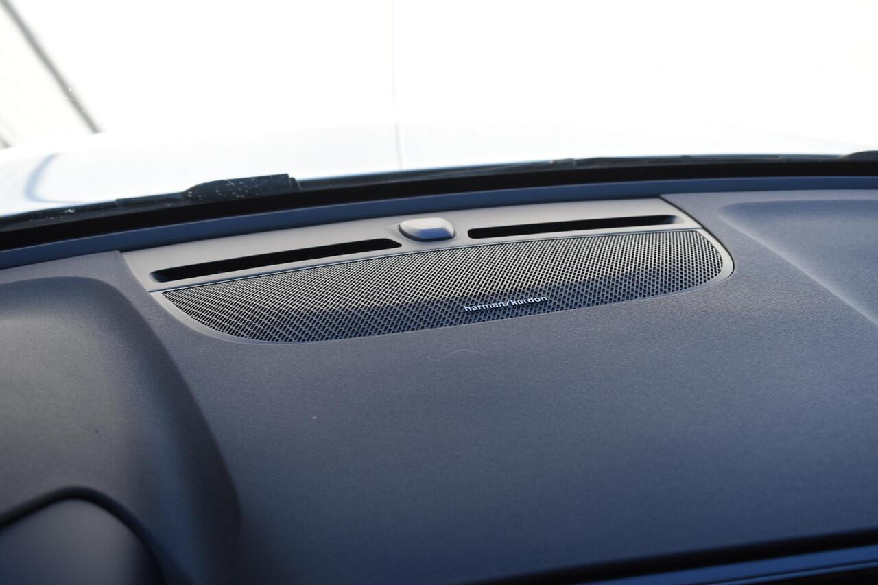 Volvo XC40 B4 211PK Automaat Plus Dark / Adaptieve Cruisecontrol / Parkeersensoren / Stoelverwarming / Stuurverwarming / Elektrische Stoelen / Trekhaak /