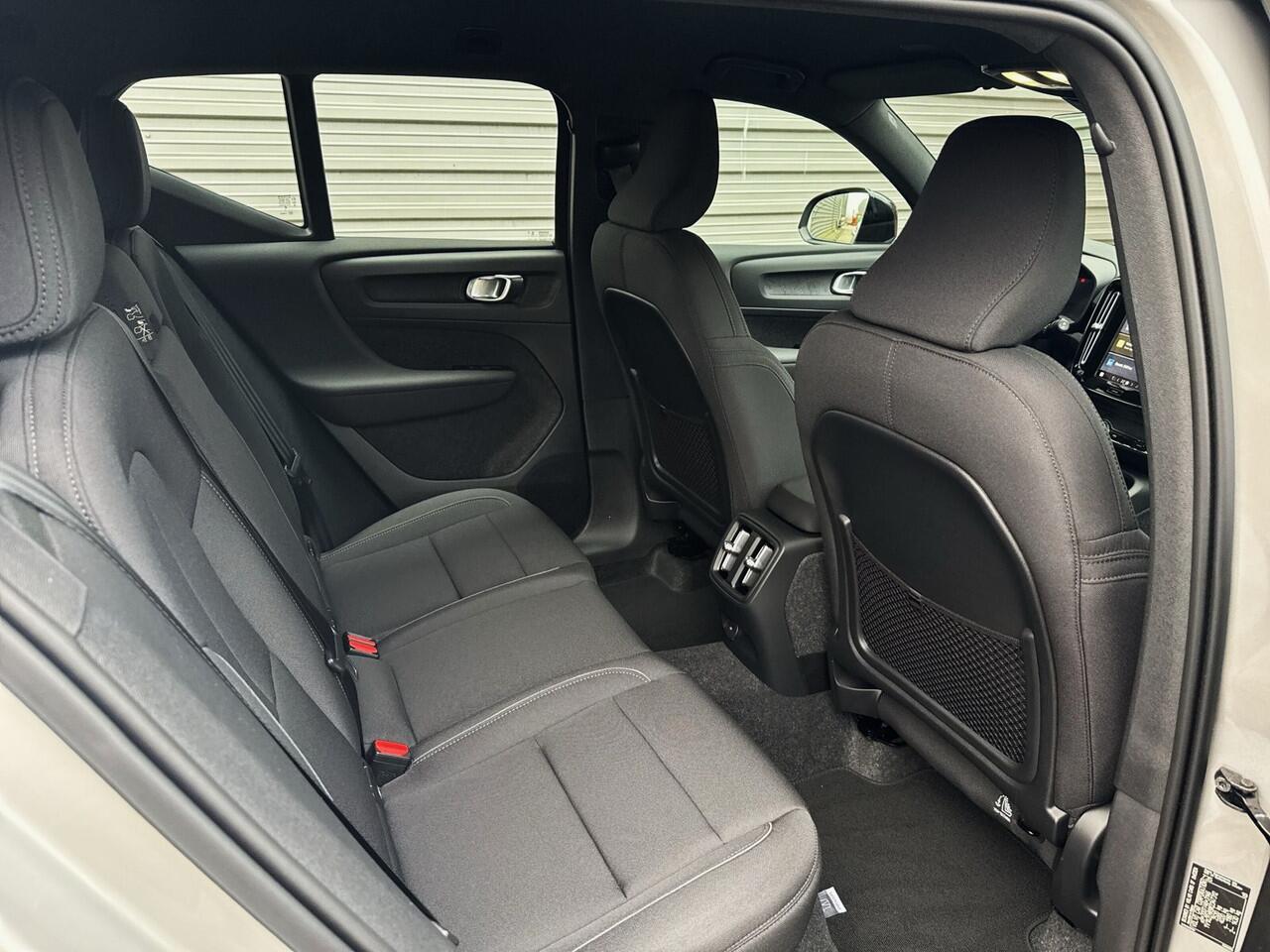 Volvo XC40 Single Motor Extended Range Plus 82 kWh / uit voorraad leverbaar / Speciale showroom aanbieding / ¤ 7392 voordeel /