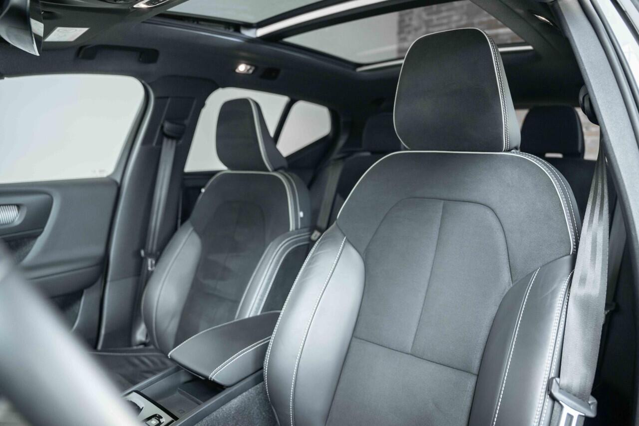 Volvo XC40 T5 Recharge R-Design | Panoramadak | 360° Parkeercamera | Parkeersensoren voor + achter | Harman kardon premium audio | Stoelverwarming | Electrische bedienbare voorstoel | LED koplampen | Navigatie |