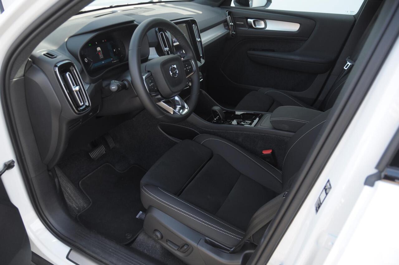 Volvo XC40 B4 211PK Automaat Plus Dark / Adaptive cruise control / Elektrische stoelen / Harman Kardon audio / Pilot assist / BLIS / Stoel en stuur verwarming / Elektrische achterklep / Parkeersensoren met camera / Google infotainment