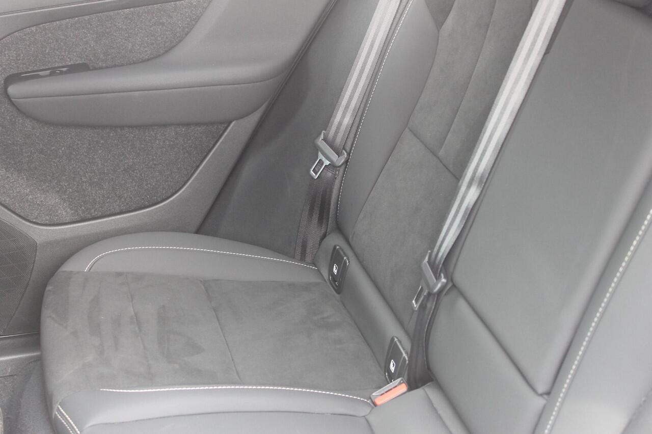 Volvo XC40 B3 177PK Automaat Plus Dark Google infotainment / Draadloos telefoon opladen / Elektrisch bedienbare bestuurdersstoel met geheugen / Adaptieve Cruise Control