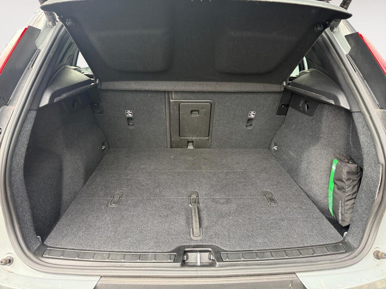 Volvo XC40 Single Motor Extended Range Plus 82 kWh | Trekhaak | Stoelverwarming | Adaptieve Cruise Control |