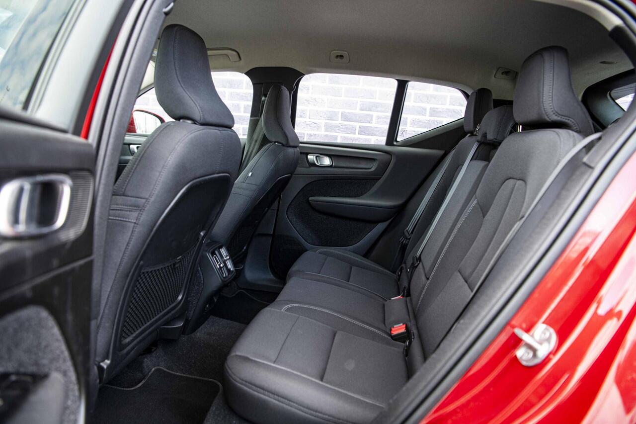 Volvo XC40 1.5 T2 Momentum | Trekhaak | Navigatie | Climate control | 18" velgen | Apple Carplay / Android Auto | Cruise control | LED koplampen |