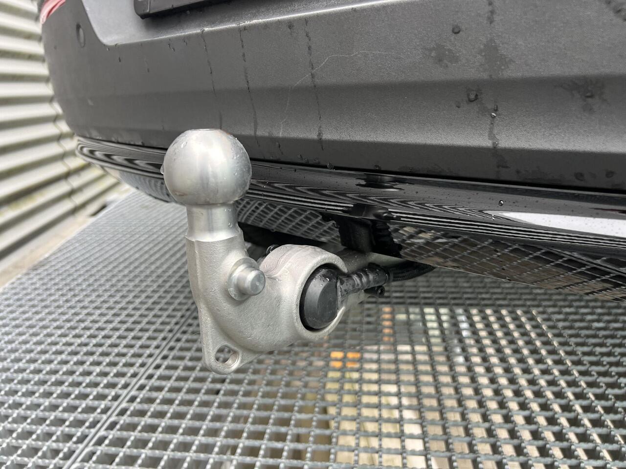 Volvo XC40 2.0 B4 Plus Dark Mild hybrid, Automaat, Trekhaak semi elektrisch wegklapbaar, Stoelverwarming, Stuurverwarming, Verwarmde voorruit, Noodreservewiel