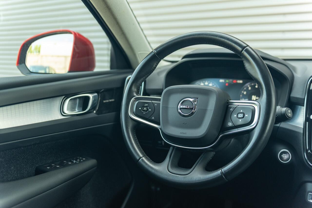 Volvo XC40 T3 Momentum Leder Trekhaak Parkeercamera Stoelverwarming 163pk