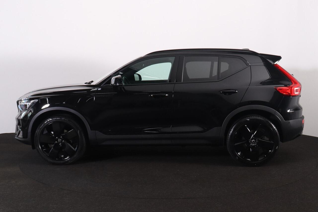 Volvo XC40 B4 Plus Black Edition - Panorama/schuifdak - IntelliSafe Assist & Surround - 360º Camera - Harmon Kardon Audio - Verwarmde voorstoelen, stuur & achterbank - Parkeersensoren voor & achter - Elektr. bedienb. voorstoelen met geheugen links - Draadloze tel. l