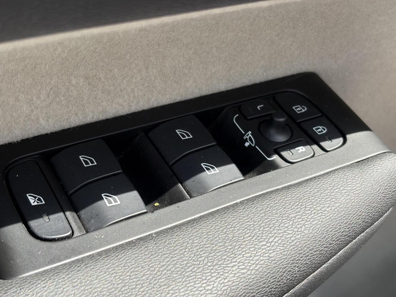 Volvo XC40 1.5 T2 Momentum Business | Leder | Keyless entry | Elektrische achterklep | Adaptieve Cruise controle | Parkeersensoren V+A |