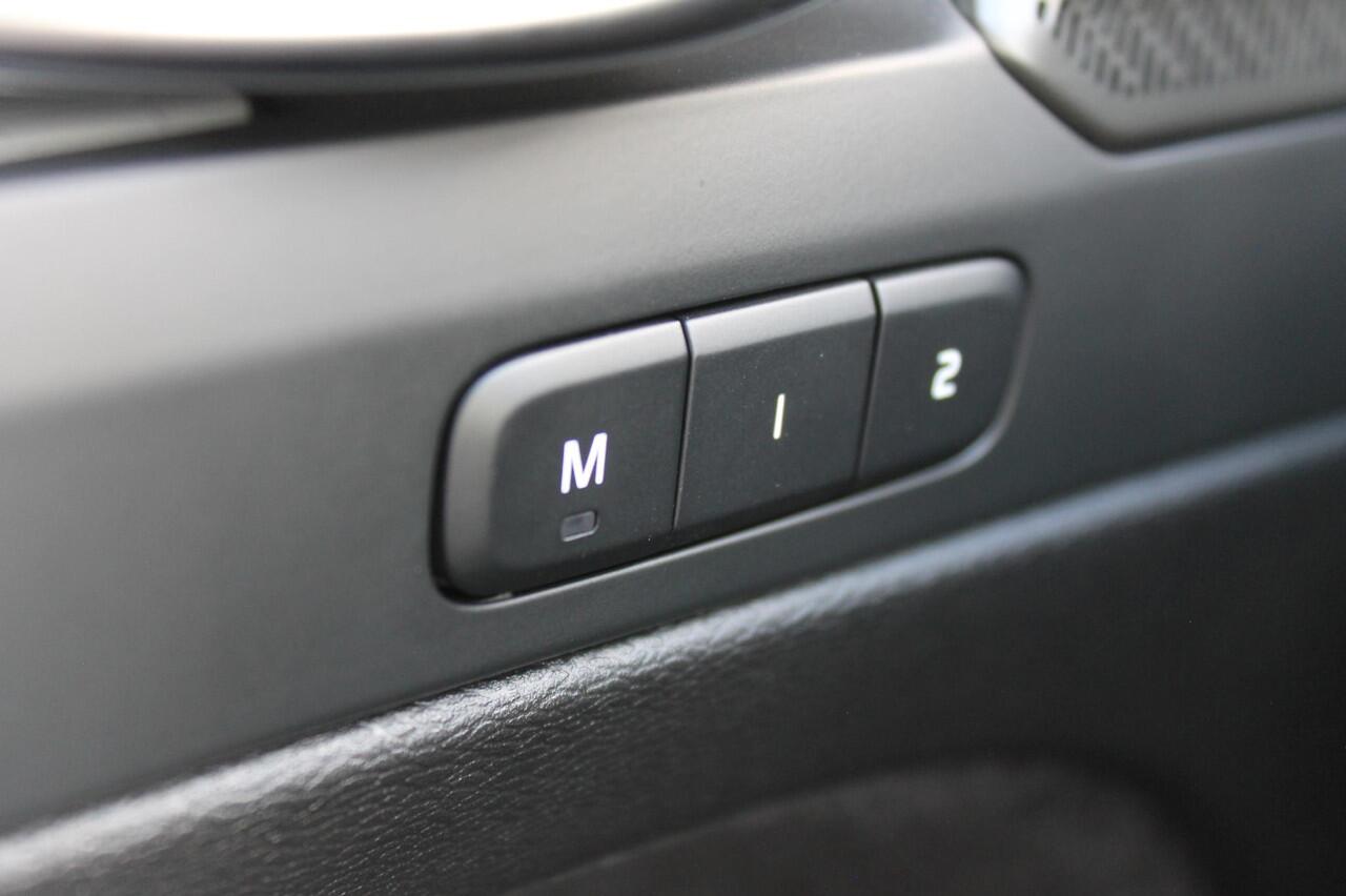 Volvo XC40 B4 211PK Automaat Plus Dark Google Infotainment / Verwarmbare voorruit / Semi elektrisch wegklapbare trekhaak / Elektrisch verstelbare voorstoelen met geheugen op de bestuurdersstoel