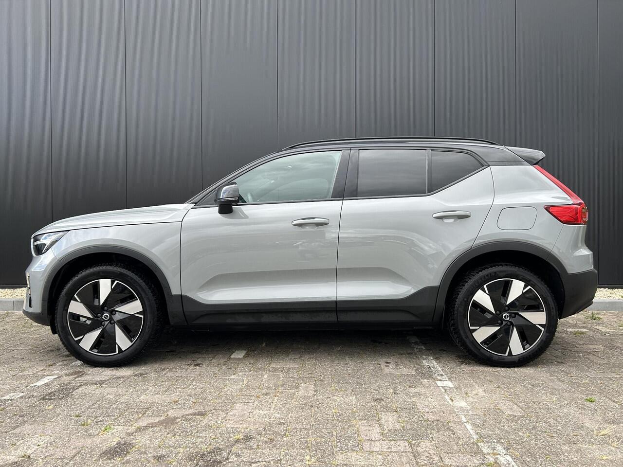 Volvo XC40 Single Motor Extened Range Core 82 kWh Zwart dak / Extra getint glas / All season banden