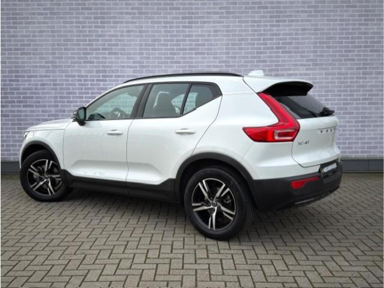 Volvo XC40 2.0 B4 Plus Dark | Trekhaak | Camera | Carplay | Adaptieve Cruise Control | Stoel- en Stuurwielverwarming | Keyless |