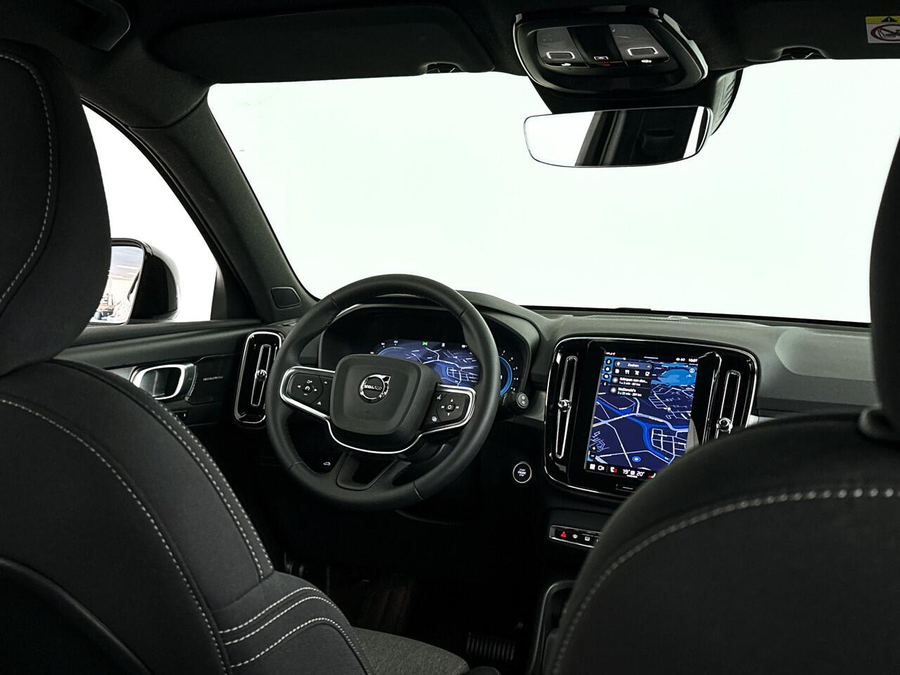 Volvo XC40 B4 Plus Dark | Parkeercamera | Stoel- en Stuurverwarming | Harman Kardon | Trekhaak