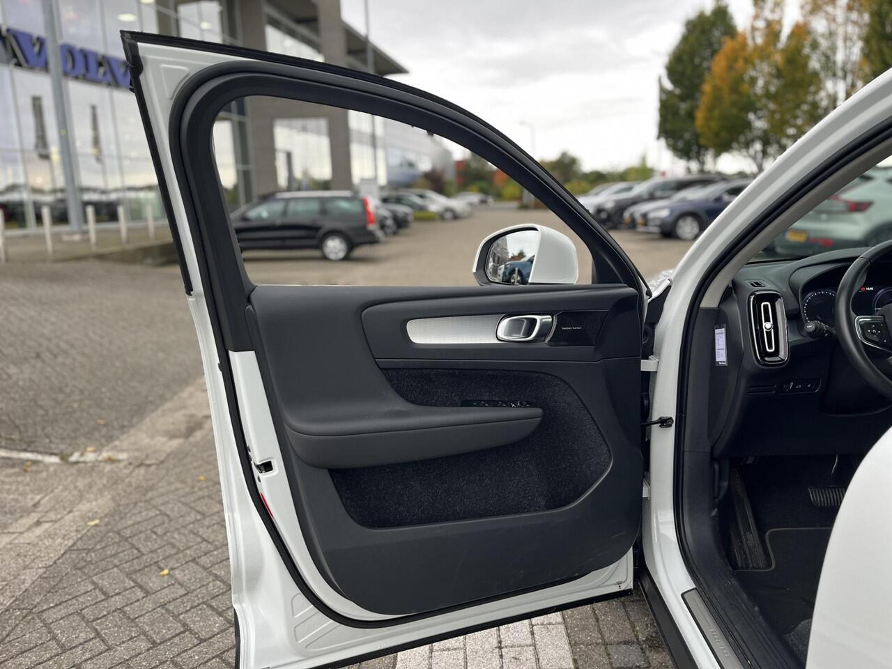 Volvo XC40 T4 Recharge Inscription | Leder | Panoromadak | Trekhaak | Automaat