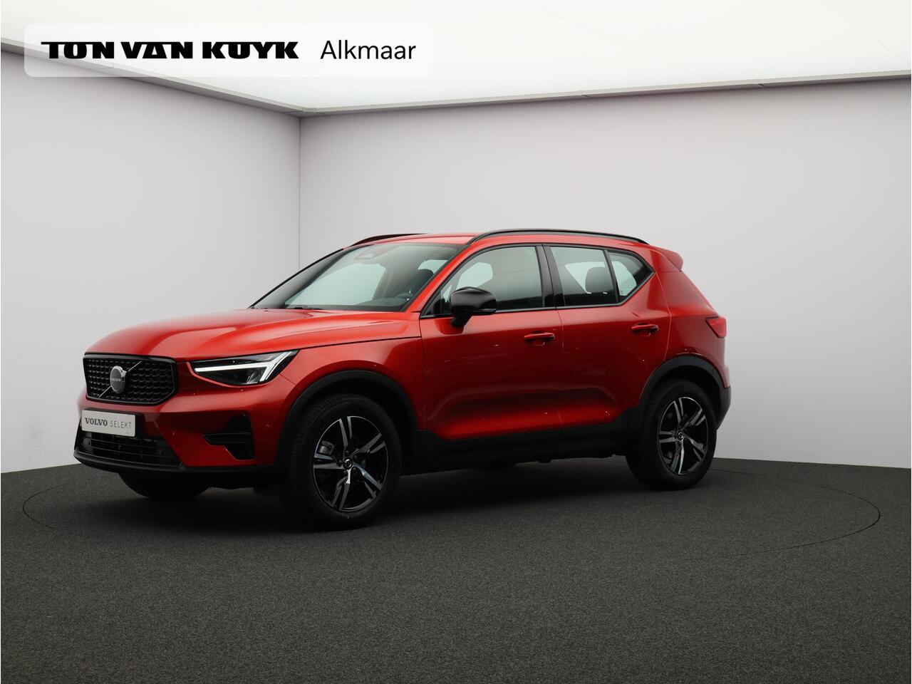 Volvo XC40 2.0 B4 Plus Dark / Trekhaak / Elektrische Stoelen / Harman Kardon / Stoel+Stuurverwarming / Adaptive Cruise / BLIS /