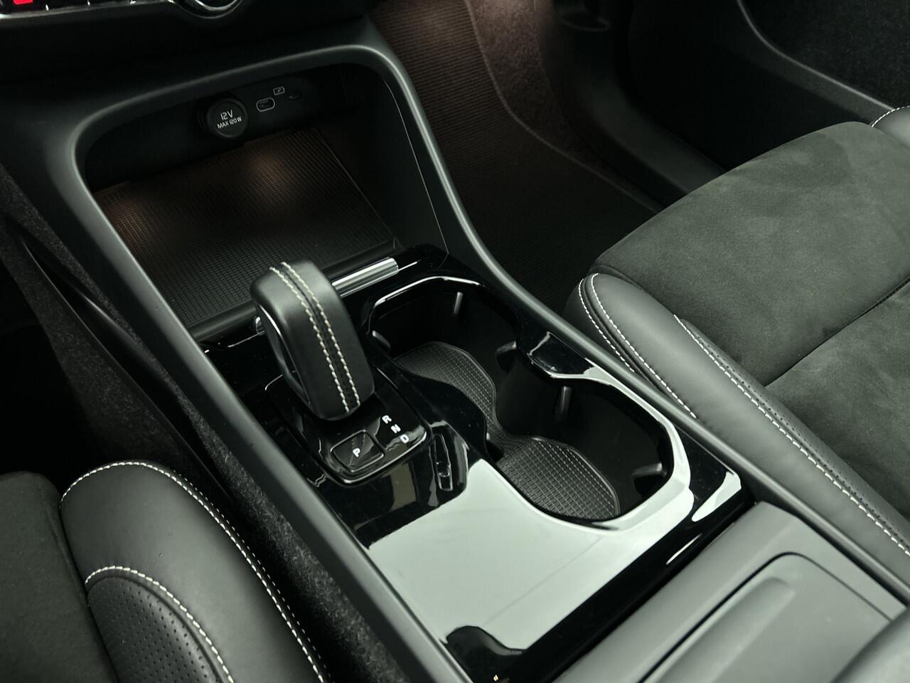 Volvo XC40 Recharge P8 AWD R-Design Navigatie | Camera | Pano-dak | Trekhaak wegklapbaar