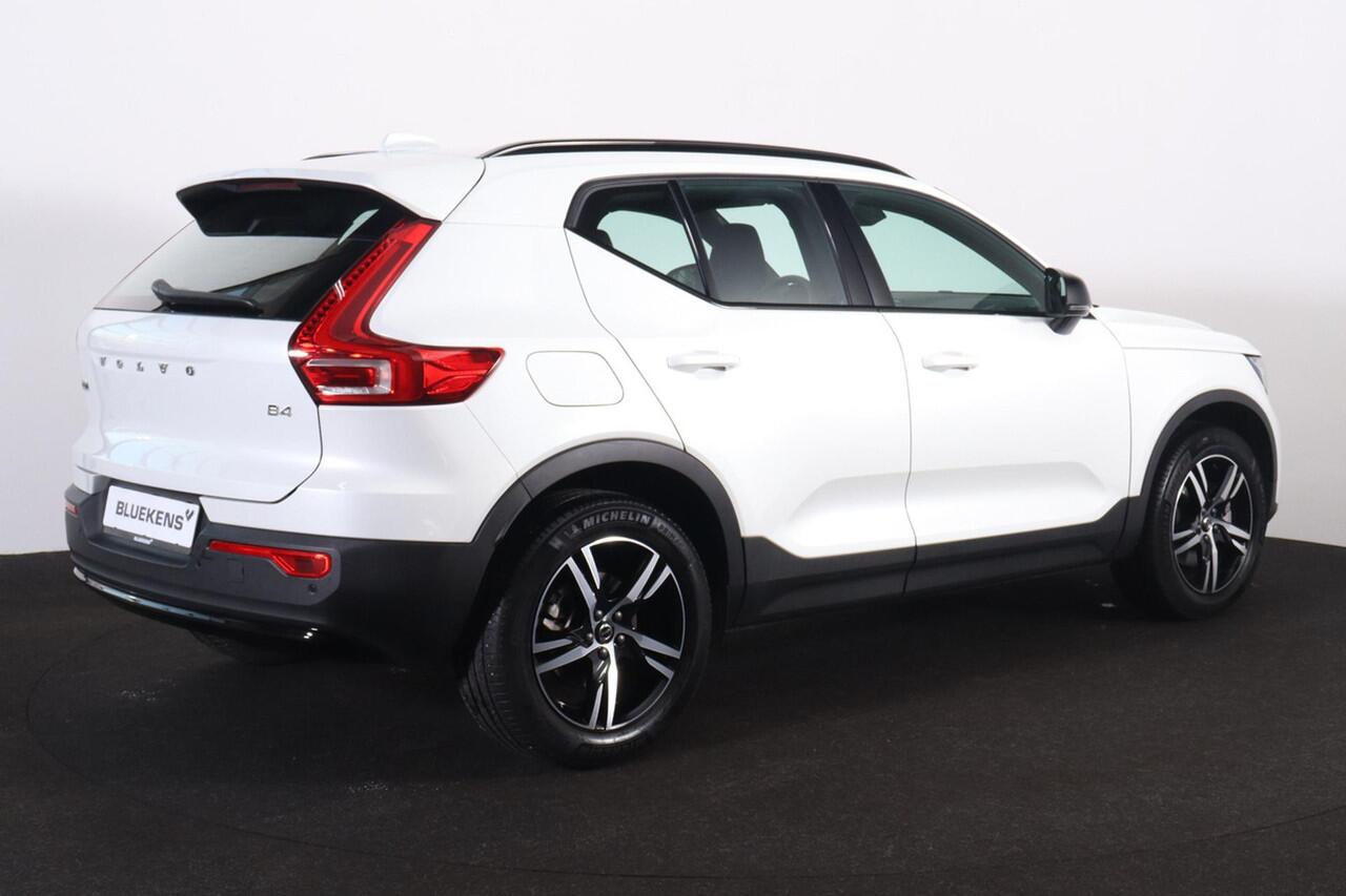 Volvo XC40 B4 Plus Dark - IntelliSafe Assist & Surround - Harman/Kardon audio - Parkeercamera achter - Verwarmde voorstoelen & stuur - Parkeersensoren voor & achter - Elektr. bedienb. voorstoelen met geheugen links - Draadloze tel. lader - Elektr. inklapbare trekhaa