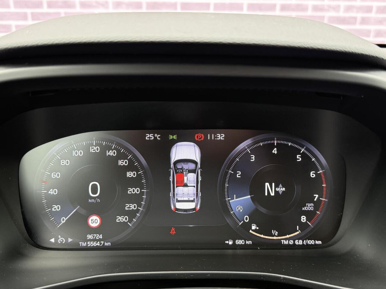 Volvo XC40 1.5 T2 Momentum Core | Camera | Parkeersensoren voor + Achter | Navigatie | On Call | Carplay | Regensensor |