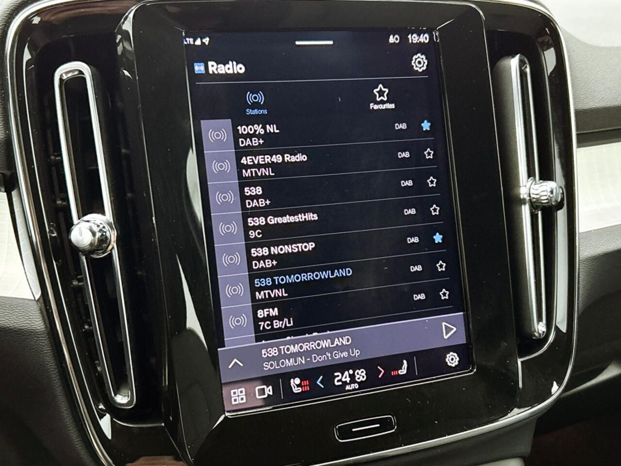 Volvo XC40 2.0 B4 Plus Dark | 19 inch | Trekhaak | Voorruit verwarming