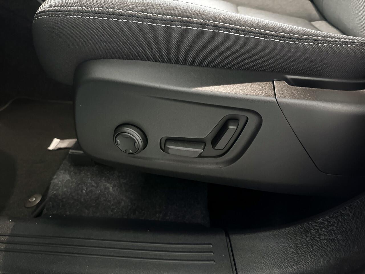 Volvo XC40 B4 Plus Dark Parkeercamera | Stoel- en Stuurverwarming | Harman Kardon | Trekhaak