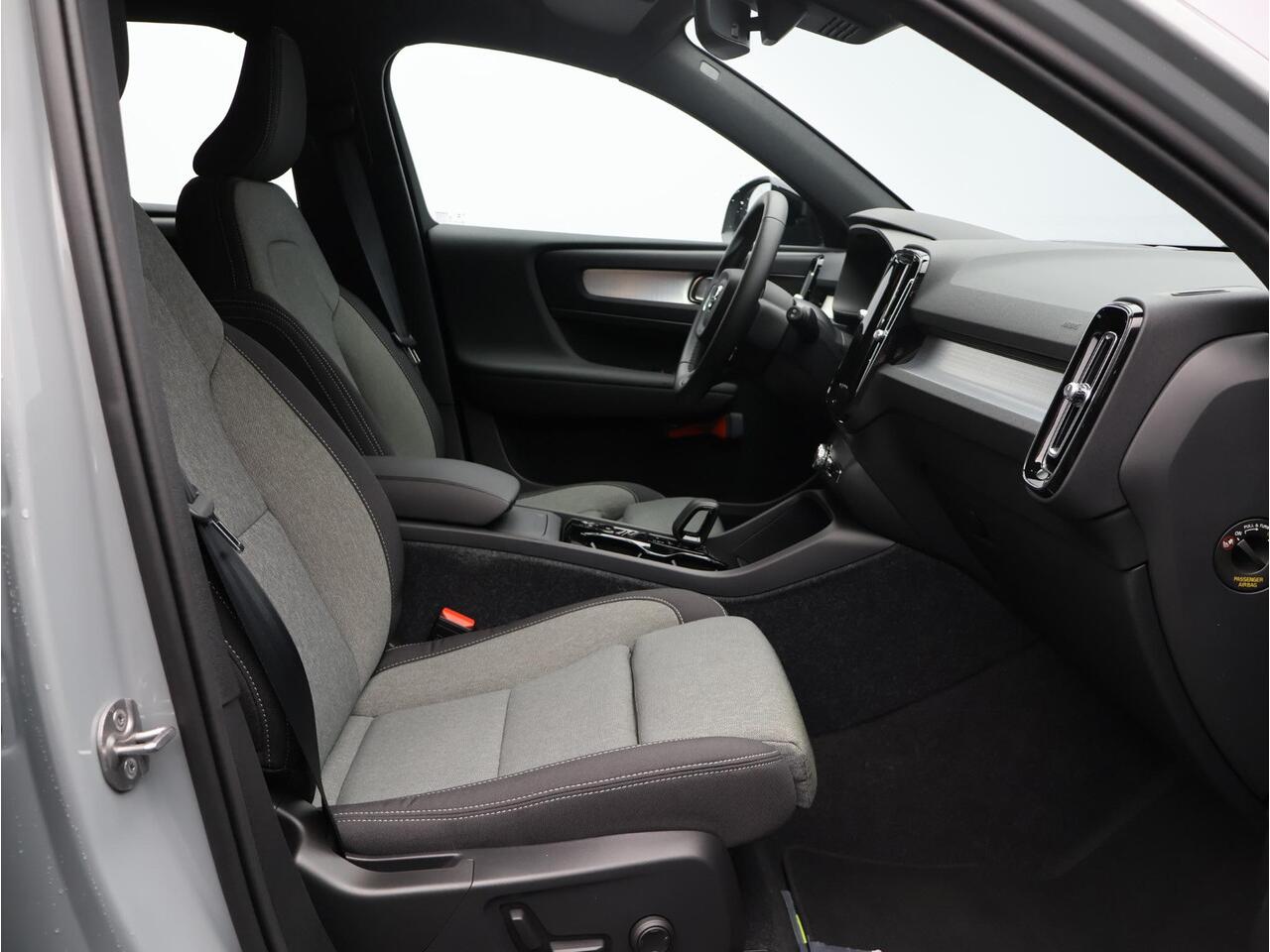 Volvo XC40 B4 197PK Plus Dark / All Season / Harman Kardon / BLIS / Adaptive Cruise / 19" / Verwarmbare Voorstoelen + Stuurwiel / Elekt. Verst. Stoelen /