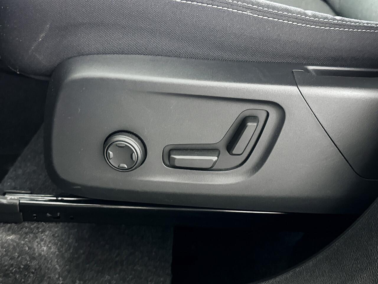 Volvo XC40 B4 Aut. Plus Dark | Harman Kardon | Stoel- en stuurverwarming | Parkeercamera | Trekhaak