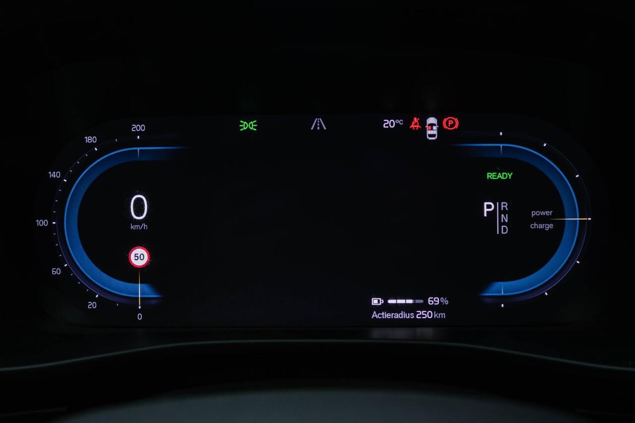 Volvo XC40 Recharge Pro | Trekhaak | 360 graden Camera | Panoramisch schuif-/kanteldak | All Season banden | Dodehoekbewaking | Apple Car Play | Elektrische achterklep | Elektrisch verstelbare bestuurdersstoel met memory |