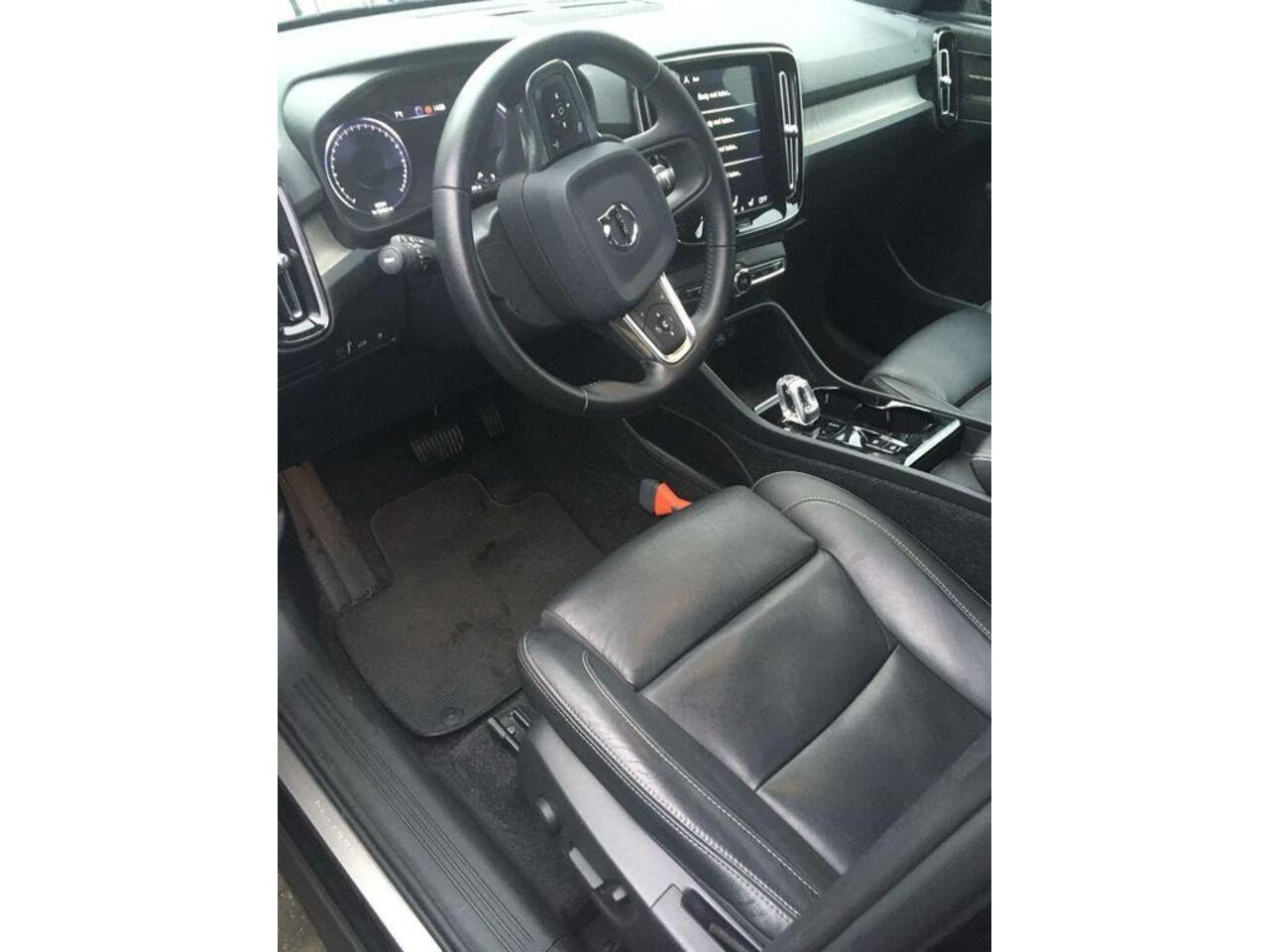 Volvo XC40 Plug-in Hybrid T5 Inscription | Panoramadak | Harman Kardon audio | Lederen bekleding | 21" velgen | Elektrische stoelverstelling | Stoelverwarming voor + achter | Keyless | Actieve LED koplampen | Getint glas | Stuurverwarming |