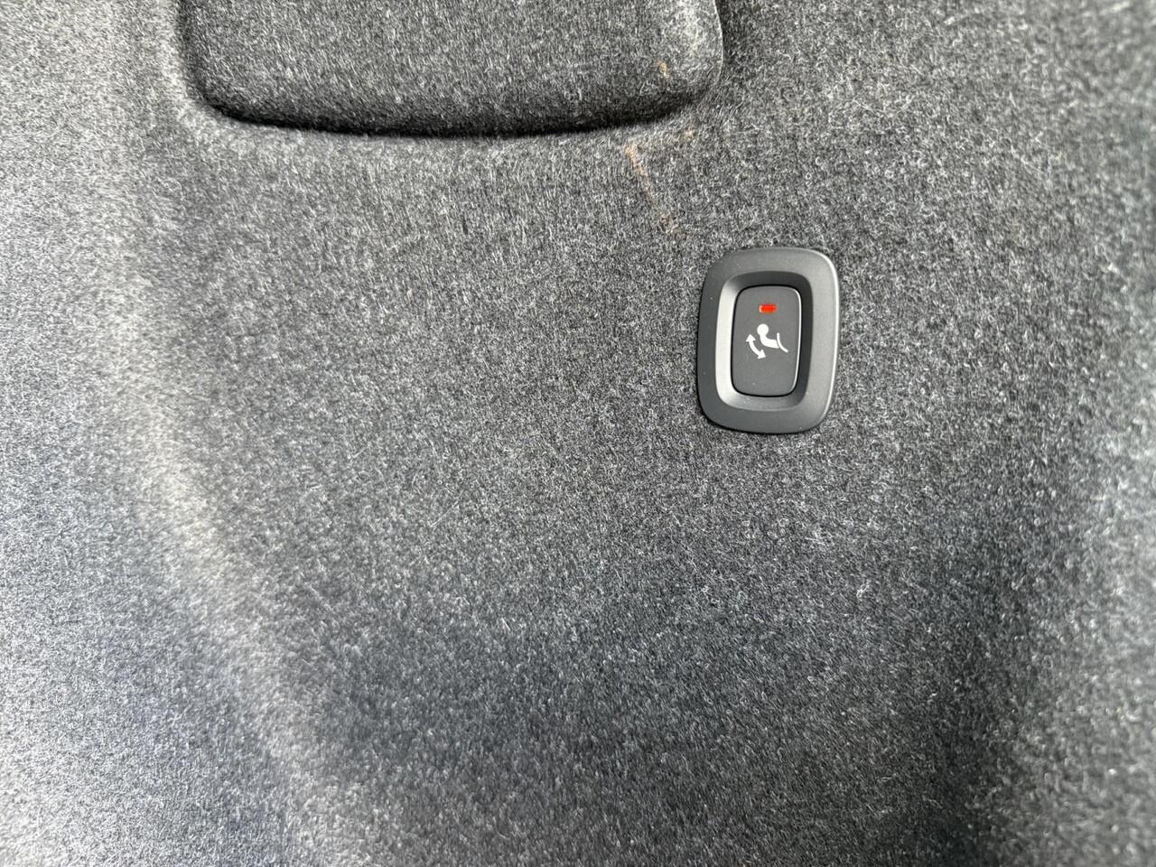 Volvo XC40 2.0 B4 Plus Dark | Trekhaak | Verwarmbare voorruit | Stoelverwarming | Harman/Kardon Audio |