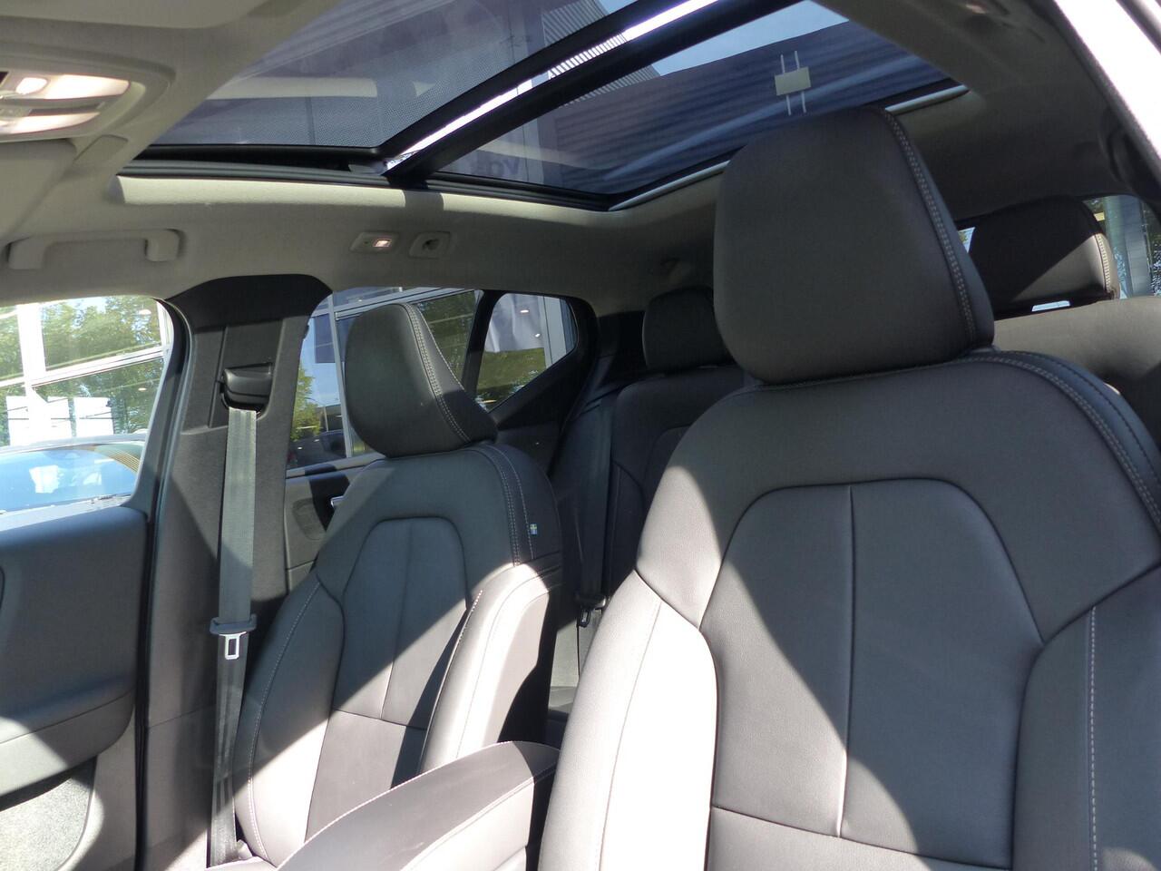 Volvo XC40 B4 Plus Dark |Trekhaak |Leder | Schuifdak| Running Boards|