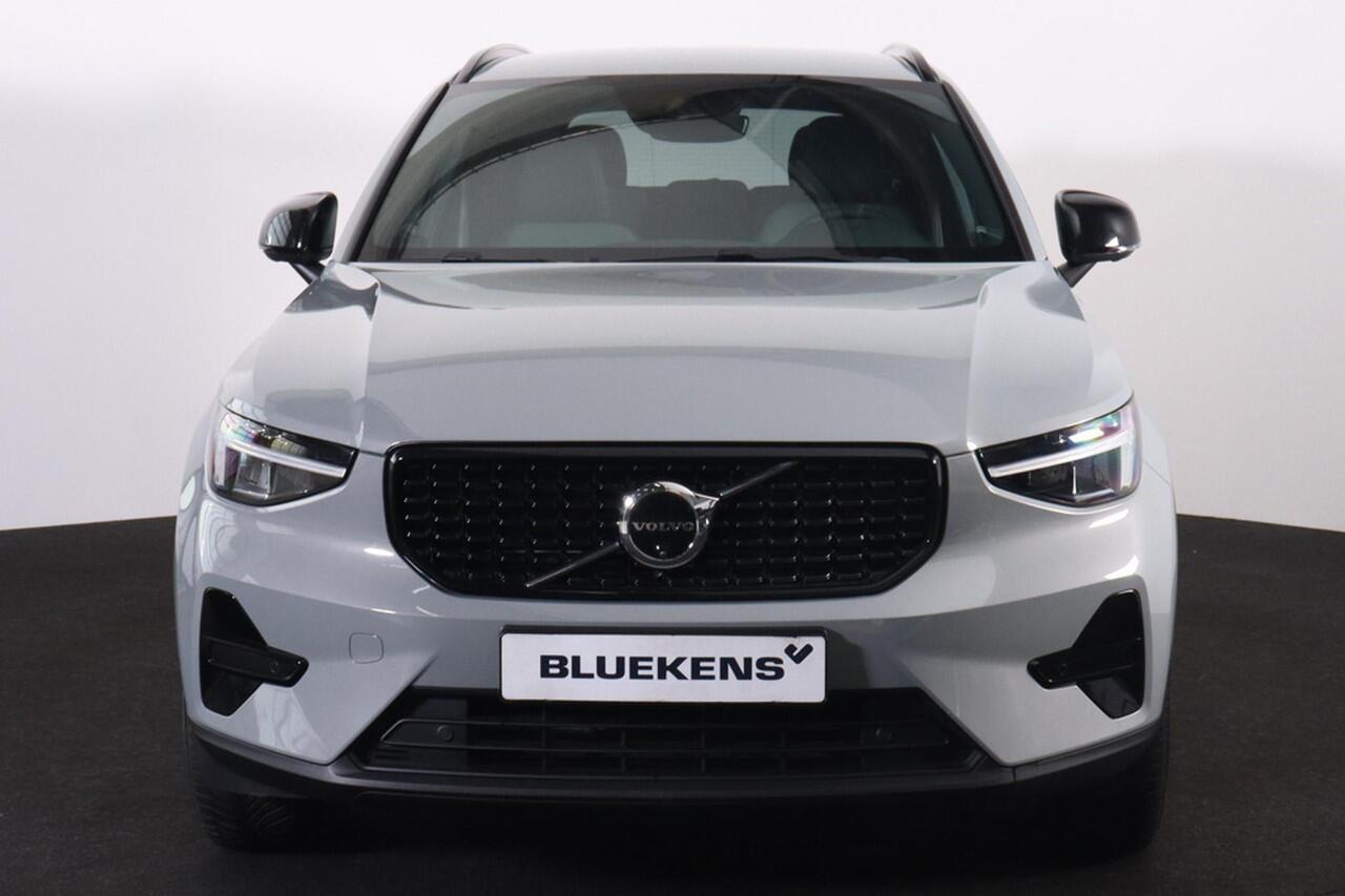 Volvo XC40 T5 Recharge Plus Dark - IntelliSafe Assist - 360º Camera - Harman/Kardon audio - Verwarmde voorstoelen & stuur - Parkeersensoren voor & achter - Elektr. bedienb. voorstoelen met geheugen links - Extra getint glas - 19' LMV