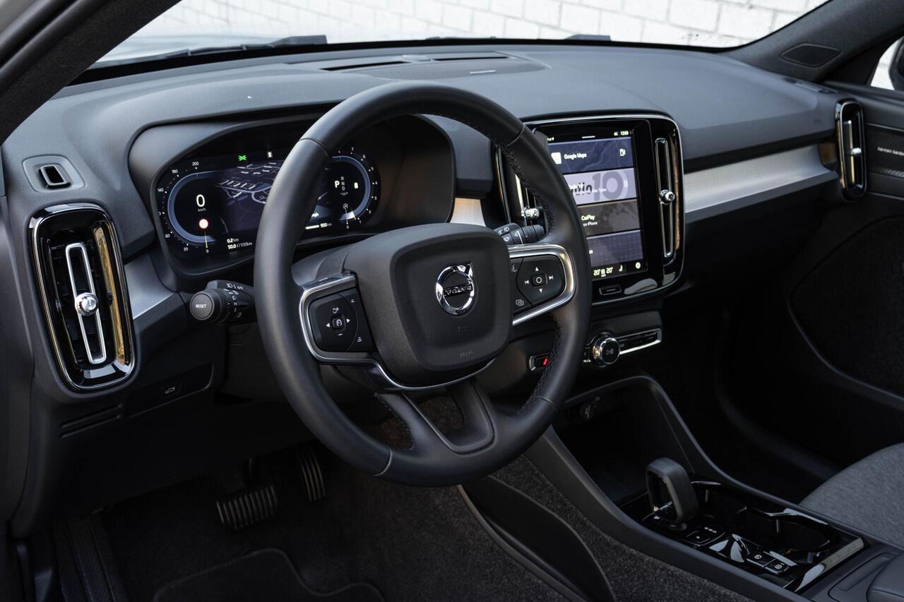 Volvo XC40 B4 Plus Dark | Trekhaak | Verwarmbare voorstoelen en stuurwiel | Premium audio by Harman Kardon | Climate Pack | All Season banden | Google Infotainment | Adaptieve Cruise Control | BLIS | Parkeercamera | Elektrische Kofferklep | Keyless |