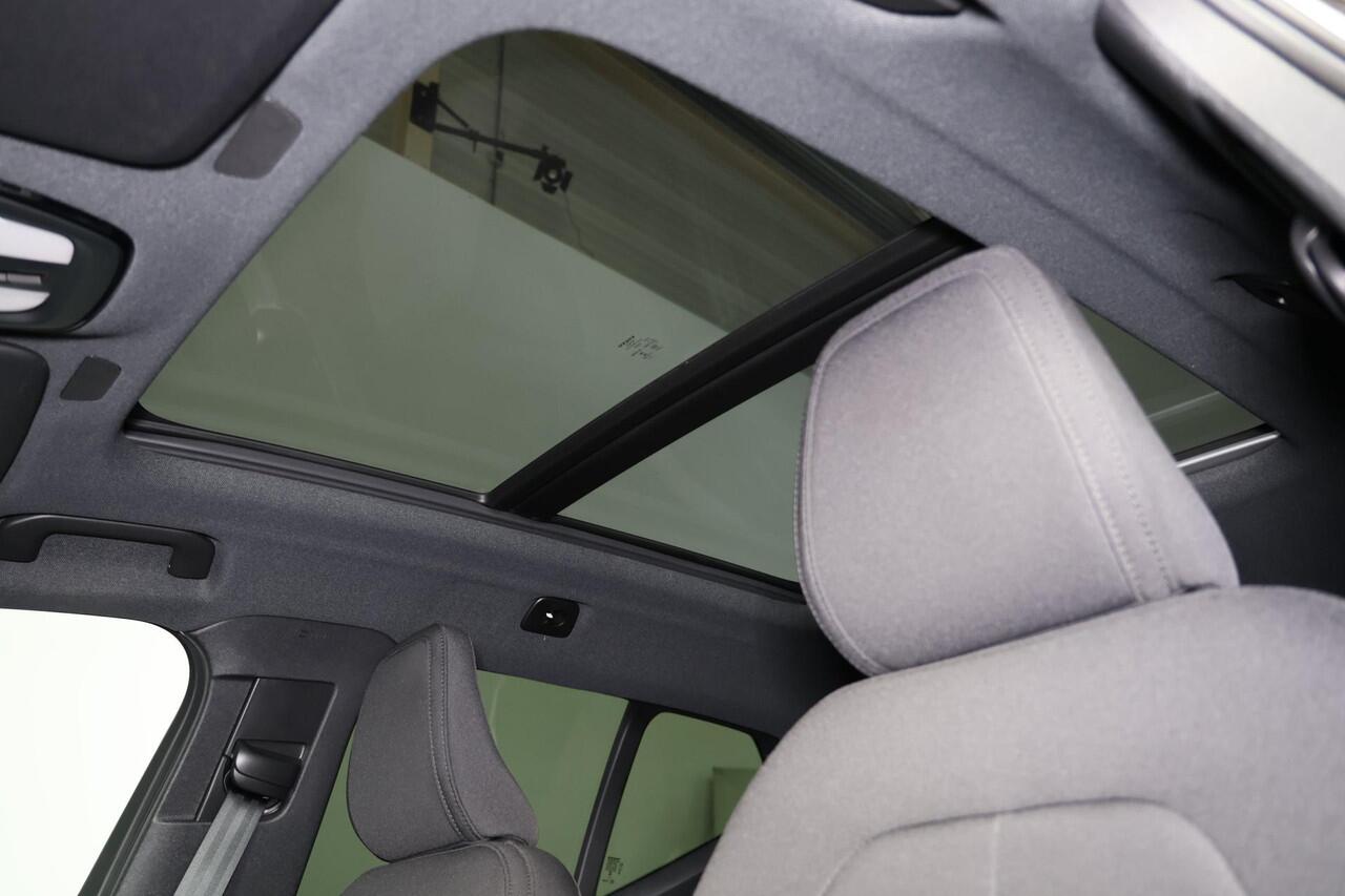 Volvo XC40 Recharge Twin Ultimate 78 kWh - Panorama/schuifdak - IntelliSafe Assist & Surround - 360º Camera - Verwarmde voorstoelen, stuur & achterbank - Parkeersensoren voor & achter - Elektr. bedienb. voorstoelen met geheugen links - Draadloze tel. lader - Warmtep
