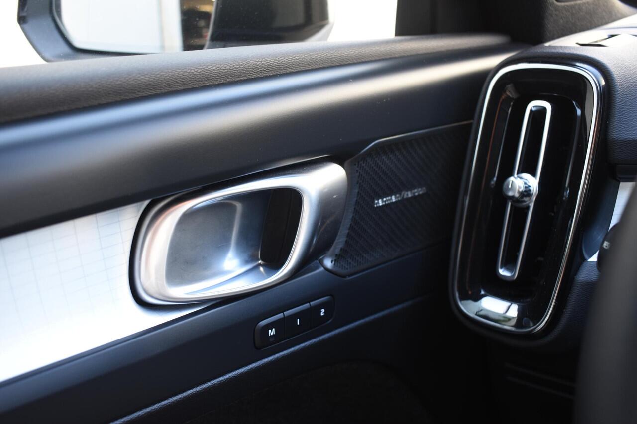 Volvo XC40 B4 211PK Automaat Plus Dark / Adaptieve Cruisecontrol / Parkeersensoren / Stoelverwarming / Stuurverwarming / Elektrische Stoelen / Trekhaak /