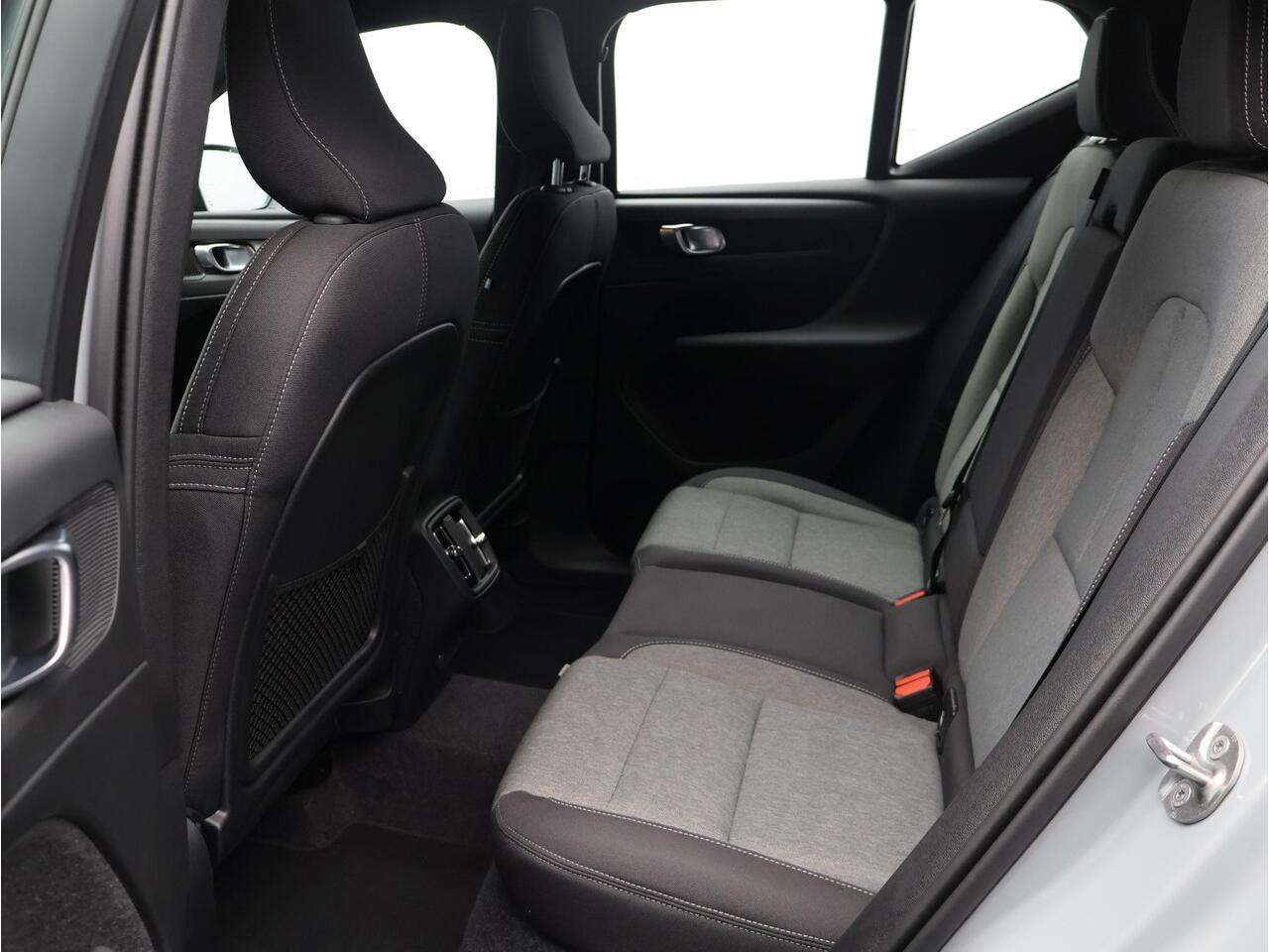 Volvo XC40 B4 197PK Plus Dark / All Season / Harman Kardon / BLIS / Adaptive Cruise / 19" / Verwarmbare Voorstoelen + Stuurwiel / Elekt. Verst. Stoelen /
