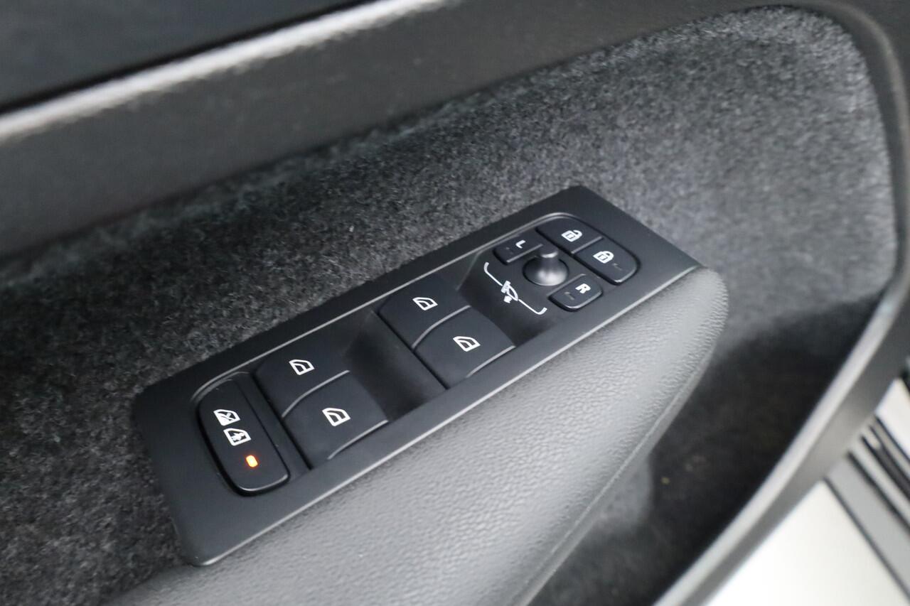 Volvo XC40 2.0 B3 Black Edition | Adapt. Cruise | Dodehoek | 360cam | CarPlay | Harman Kardon