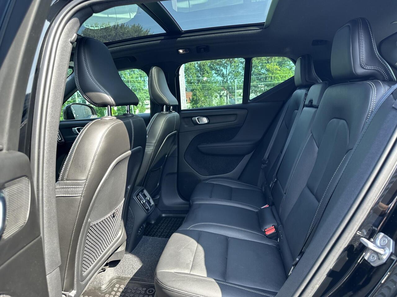 Volvo XC40 1.5 T3 R-Design Automaat, Panoramadak, Trekhaak semi elektrisch inklapbaar, Driver assist, BLIS, Intellisafe, Stoelverwarming, Stuurverwarming